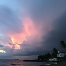 céu vermelho durante temporal em Porto Velho